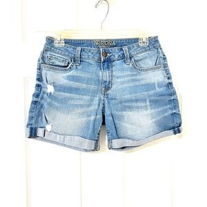 Medium wash/Mid rise shorts Size 9